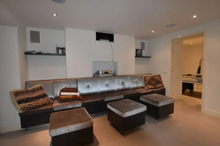 Lavish Holiday Home in Loosdrecht With Jacuzzi