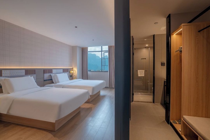 Room 13 of 27