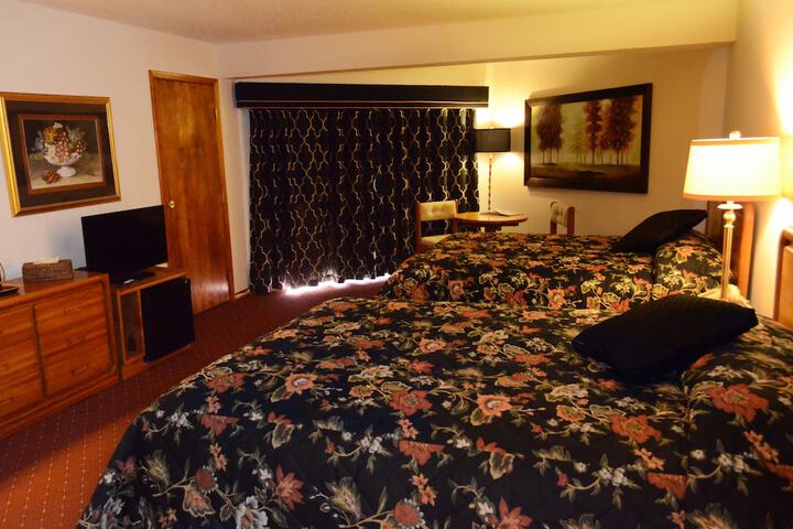 Deluxe 2 Queen Beds (10 of 20)