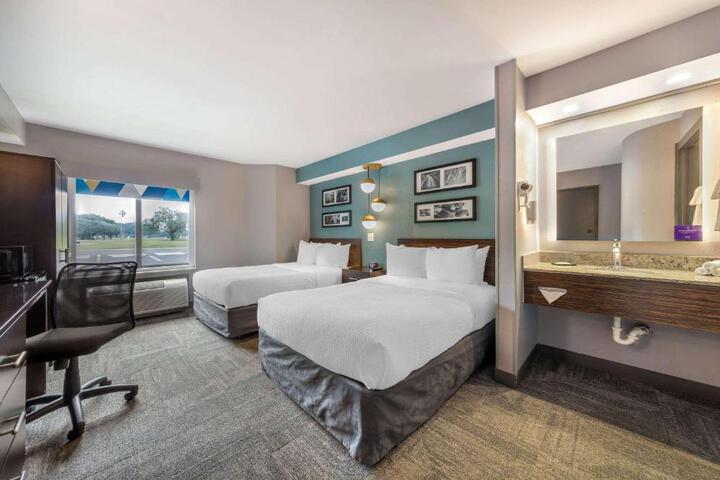 Double Accessible Queen Size Bed (11 of 12)