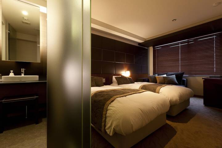 Room 10 of 93