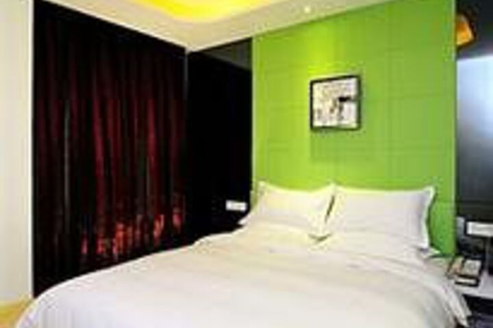 Room 12 of 16