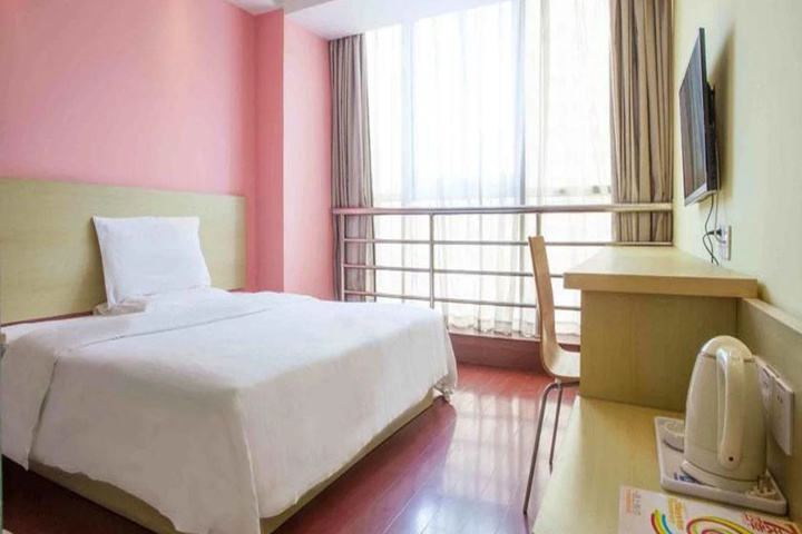 Room 4 of 12