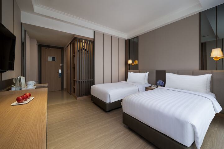 Room 8 of 33