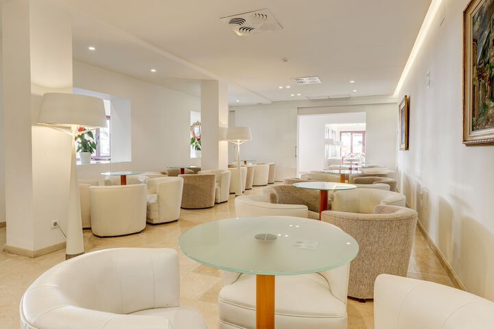 Lounge 49 of 65
