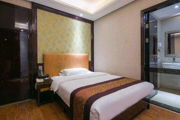 Room 7 of 32