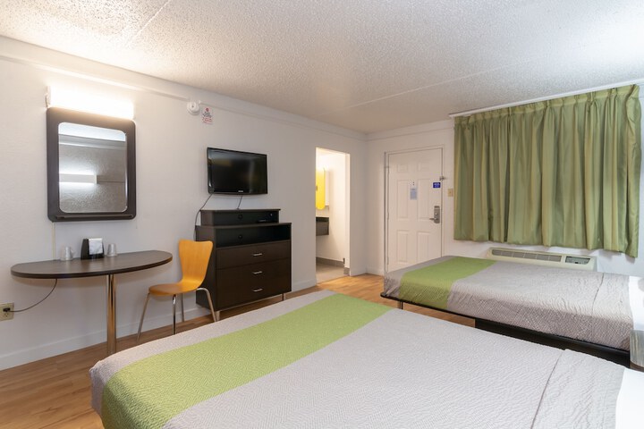 2 Double Beds (4 of 7)