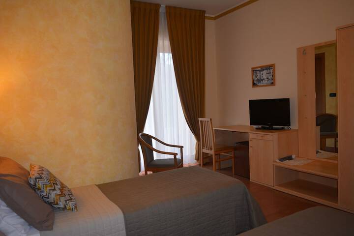 Room 5 of 28