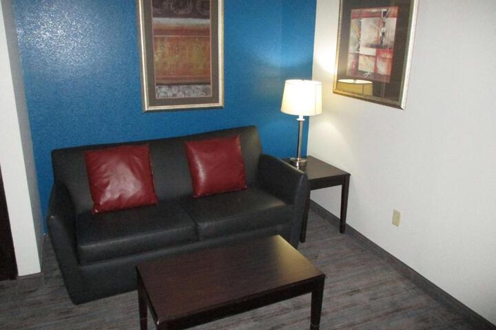 Suite 1 King Bed Pillow Microfridge Sofa Bed Full Breakfast (12 of 17)
