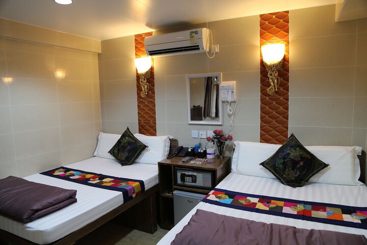 Room 13 of 32