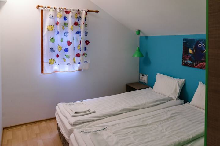 Room 4 of 42