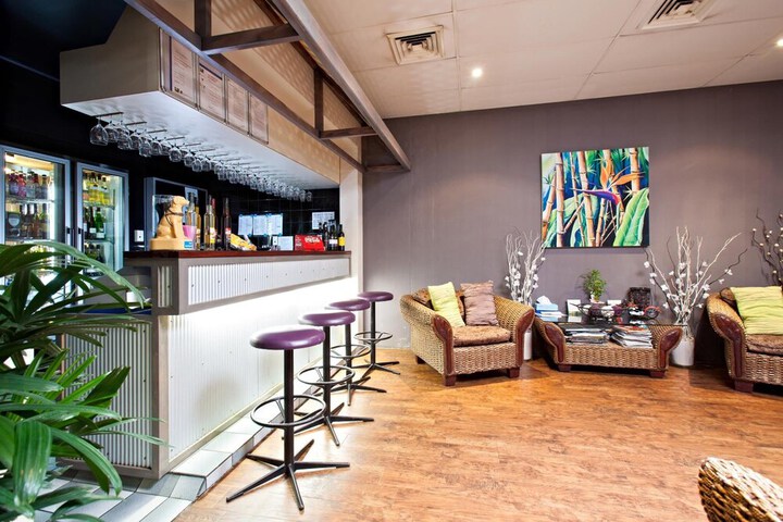 Lounge 46 of 52