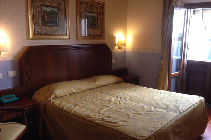 Room 28 of 142
