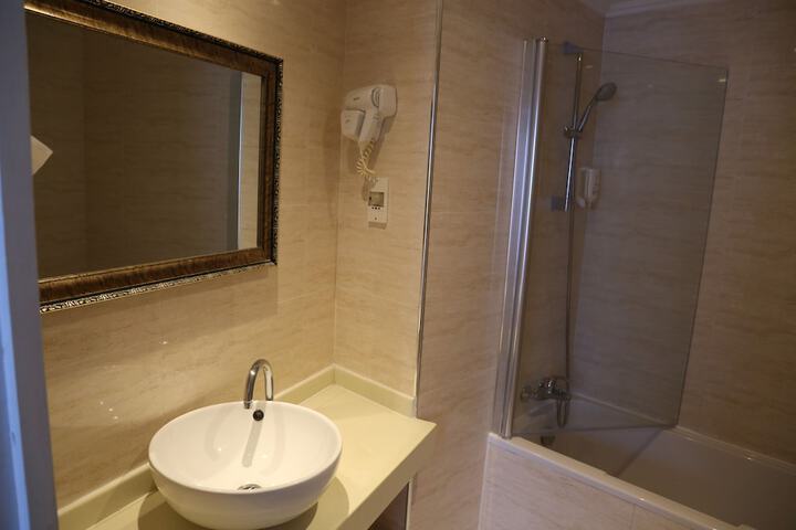 Room 26 of 33