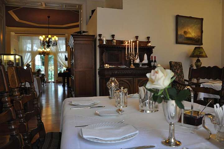 Dining 7 of 18