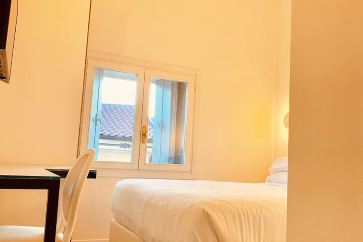 Room 2 of 43