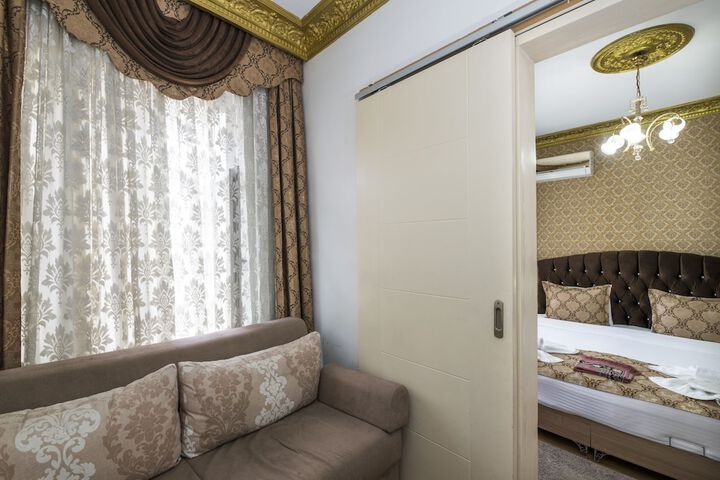 Room 32 of 80