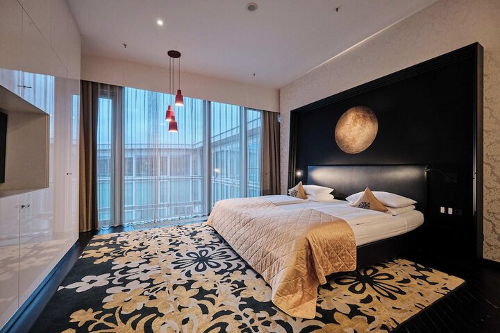 Room 37 of 142