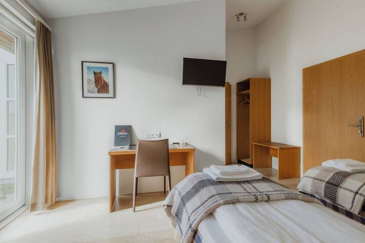 Room 12 of 103