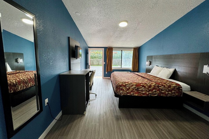 1 King Bed (5 of 9)