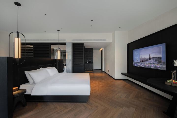 Room 35 of 143