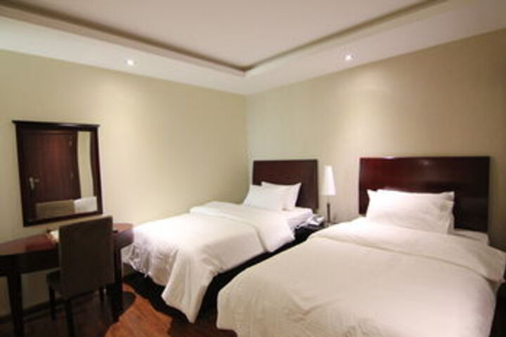 Room 7 of 16