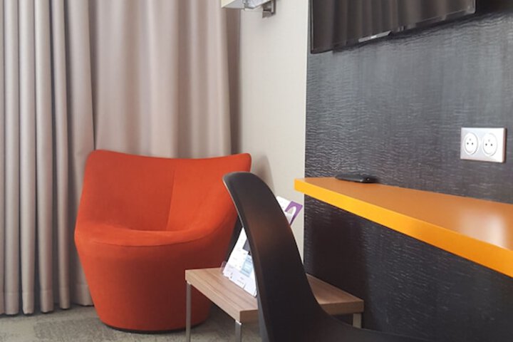 Room 3 of 76