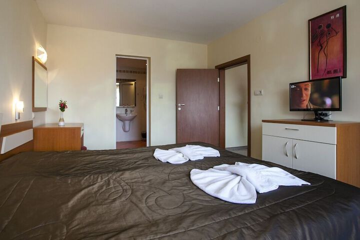 Room 11 of 24