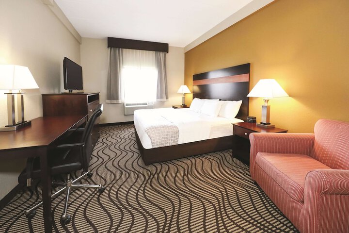 1 King Bed Deluxe Room (6 of 19)
