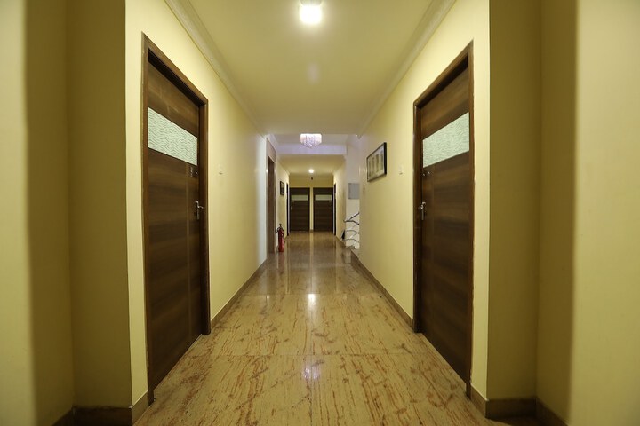 Ballroom/Hall 10 of 11