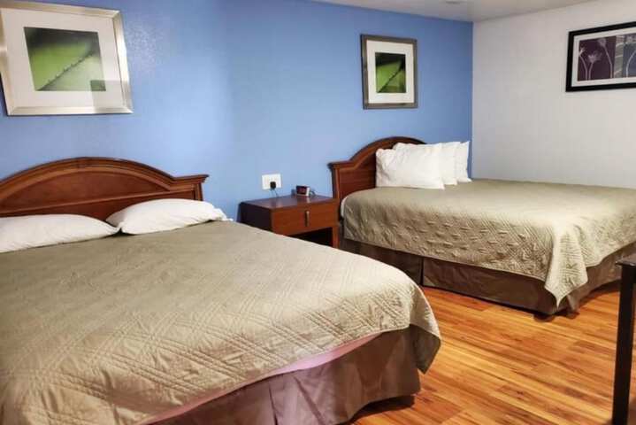 1 Queen Bed (7 of 11)