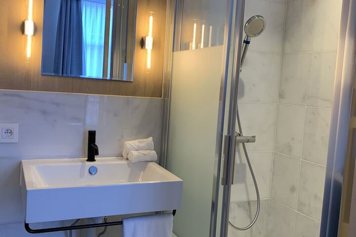 Room 46 of 65