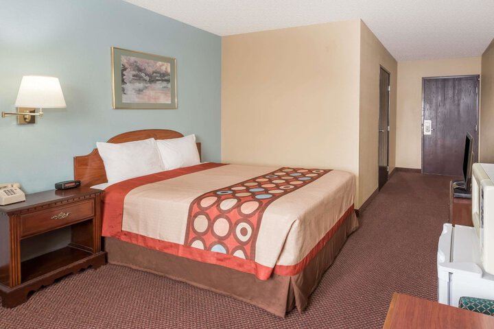 1 Queen Bed Mobility Accessible (4 of 9)