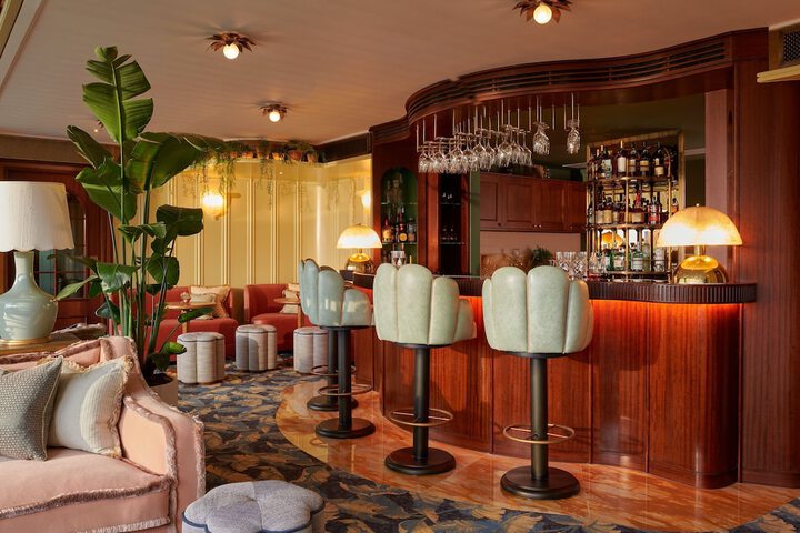 Lounge 36 of 43