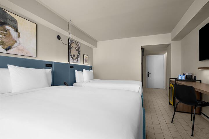 Room 16 of 104