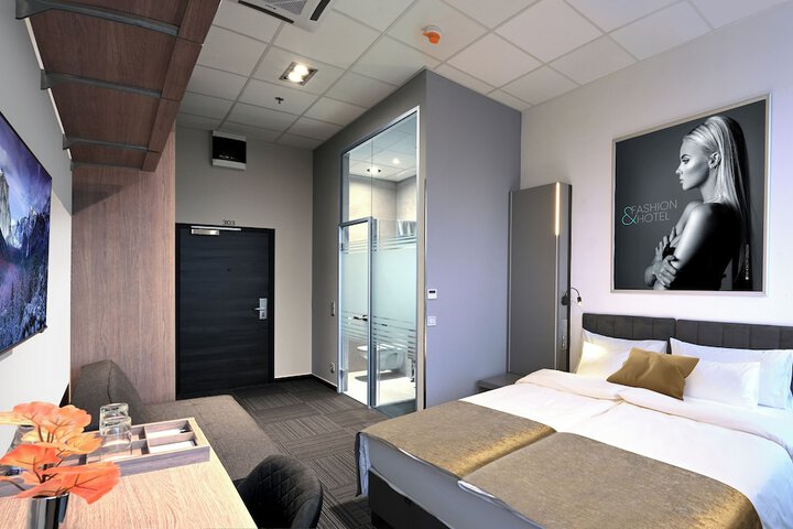 Room 6 of 33