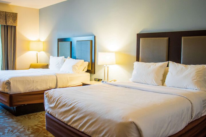 2 Queen Beds (10 of 13)