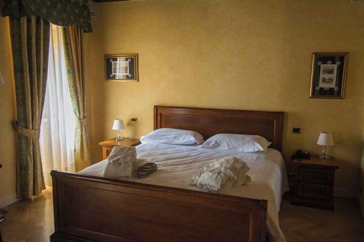 Room 33 of 177