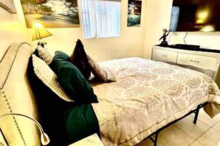 Jungle To Beach 4 R 3 Br Family &  Pet Heated Pool N Airport N Beach N Hard Rock in Fort Lauderdale, FL
