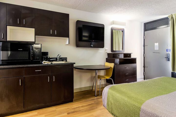 1 Queen Bed Kitchen (7 of 13)