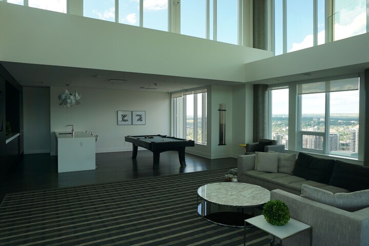 Lounge 23 of 28