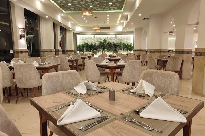 Dining 42 of 50