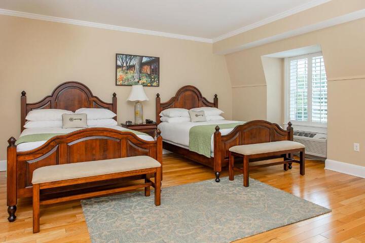 Deluxe 2 Queen Beds (11 of 22)