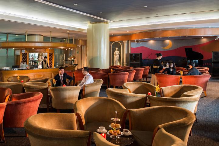 Lounge 31 of 34
