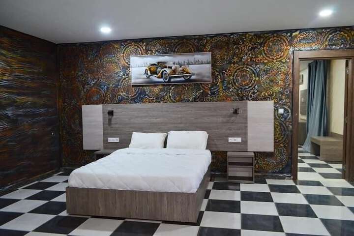 Room 9 of 24