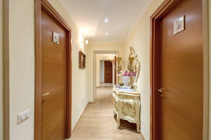 Ballroom/Hall 38 of 42