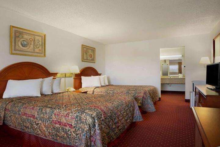 2 Double Beds (8 of 14)