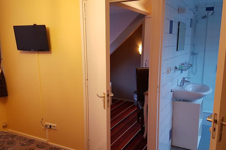 Room 13 of 40