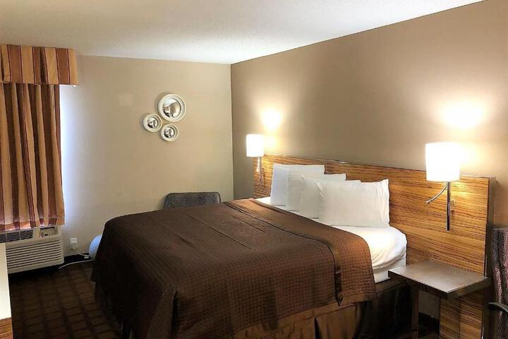 1 King Bed (2 of 15)