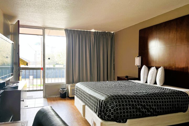 1 King Bed (16 of 29)